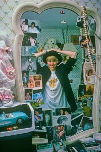 Debbie Gibson poses for a portrait in her home in 1988.Photo by Joe McNally/Getty Images)