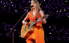 LONDON, ENGLAND - JUNE 21: (EDITORIAL USE ONLY. NO STANDALONE PUBLICATION USE (NO SPECIAL INTEREST OR SINGLE ARTIST PUBLICATION USE; NO BOOK USE)) Taylor Swift performs onstage during 
