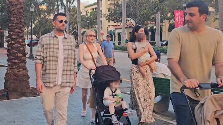 lindsay-lohan-kal-12-02-202-5